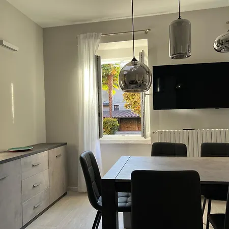Elegante Corte Con Giardino A 5 Minuti Dal Lägenhet Angera